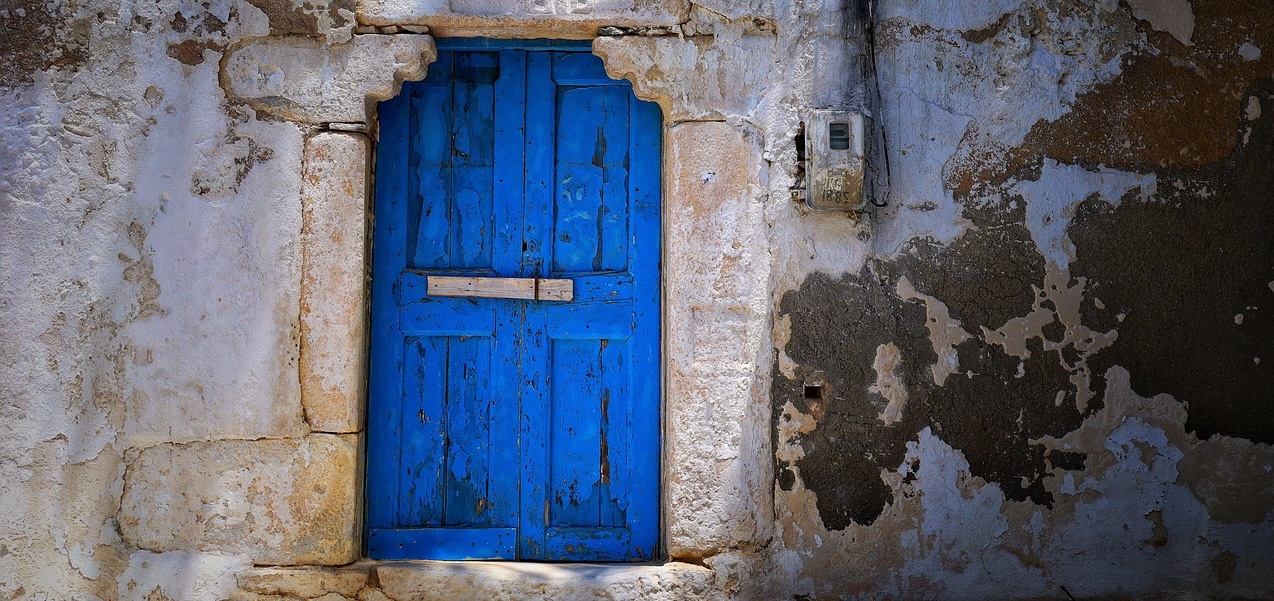 Blauwe deur van oud gebouw Paragnosten Platform